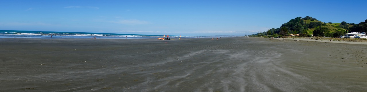 ...schöner leerer Strand ... mit Bewachung!